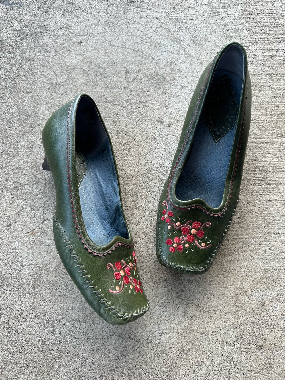 Indigo by Clarks Green Leather Embroidered Kitten Heels